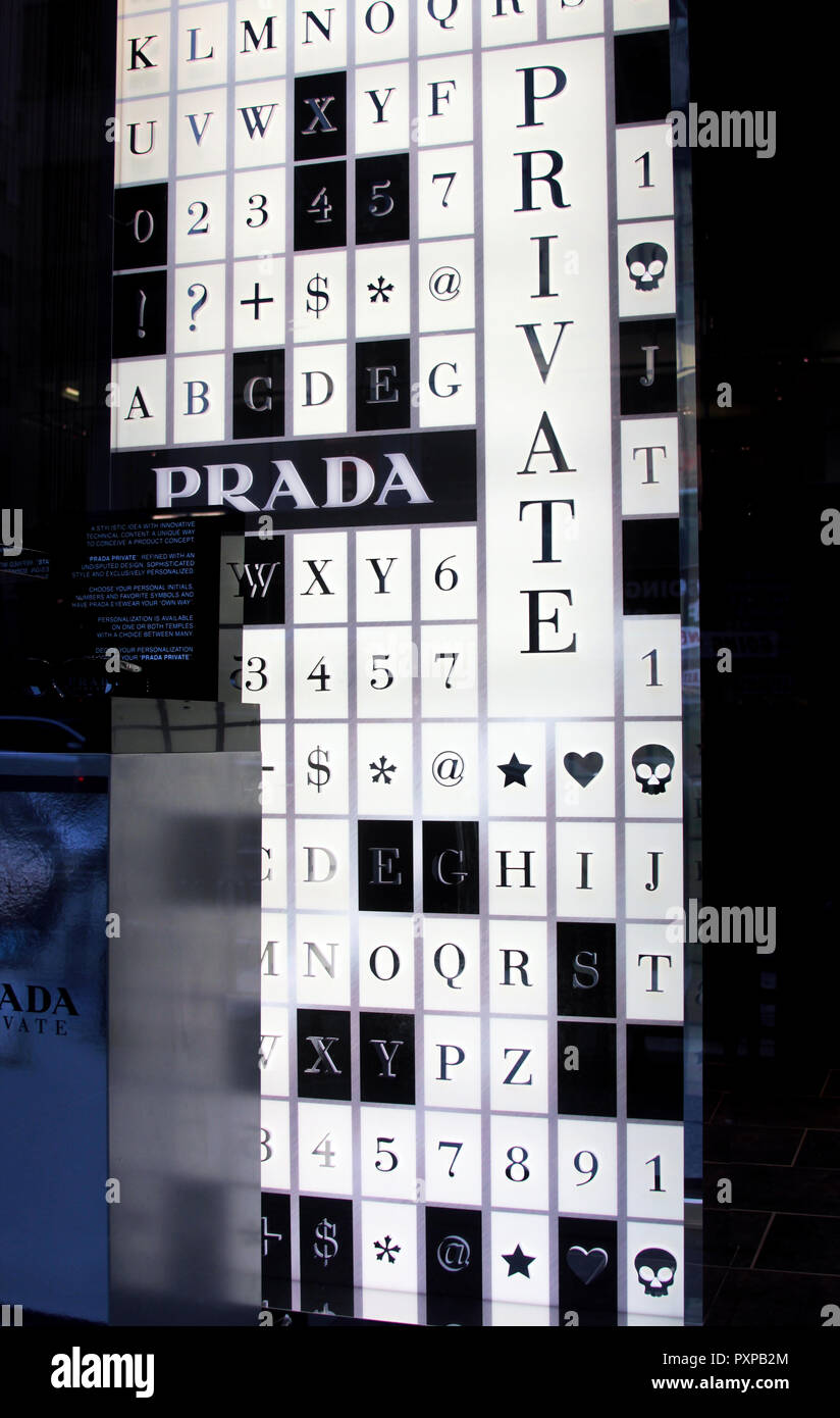 Eine clevere und auffällige Zeichen für die Prada Department Store in Manhattan, New York Stockfoto