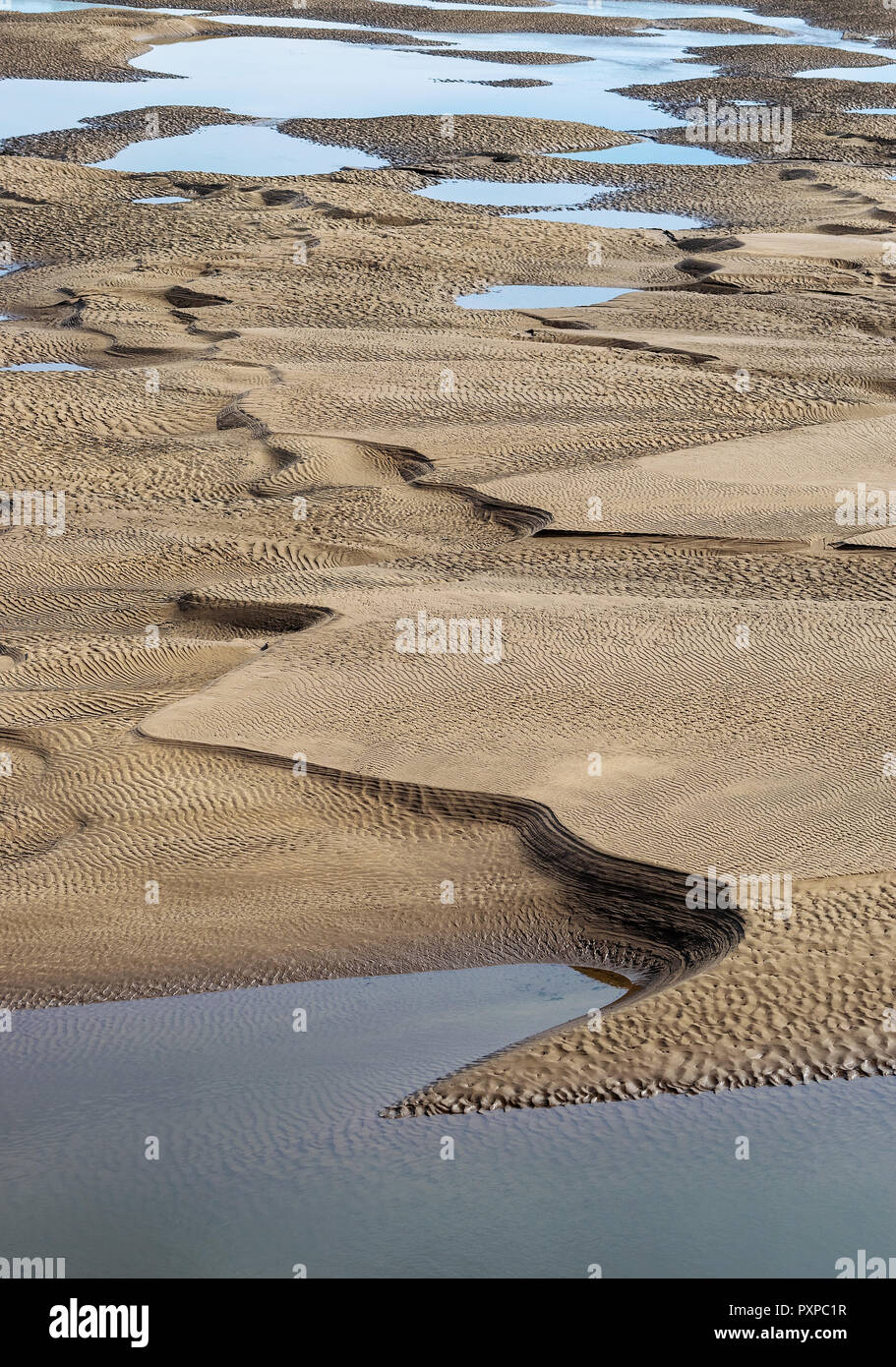 Die Abbildung zeigt Muster in den Sand bei Ebbe Stockfoto