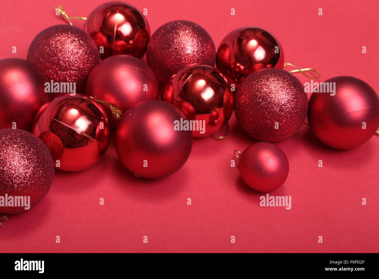 Weihnachten rote Kugeln auf silbernem Hintergrund isoliert Stockfoto