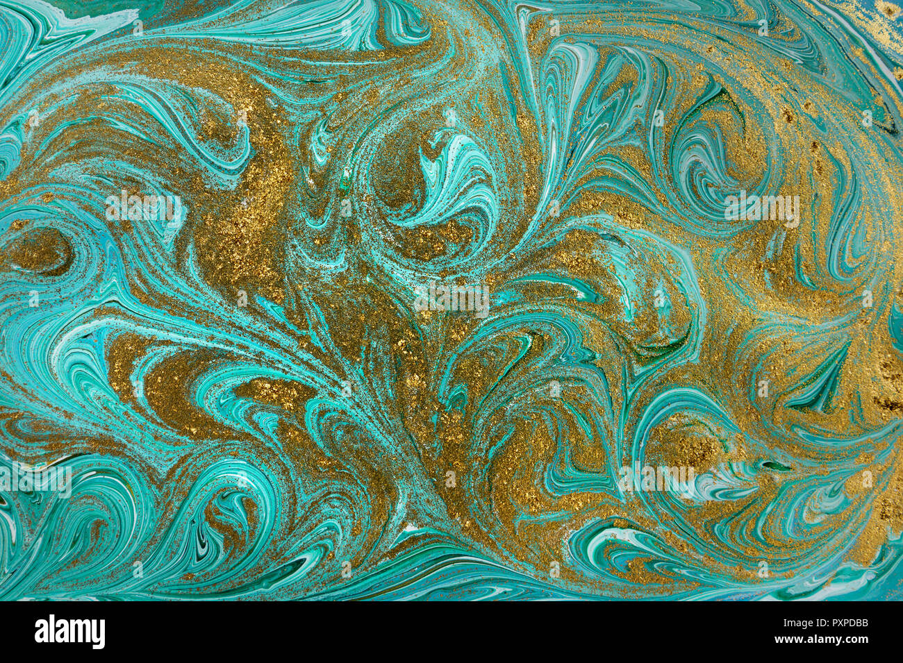 Marmor Muster. Blaue und grüne Marmorierung Hintergrund. Goldene Pailletten Stockfoto