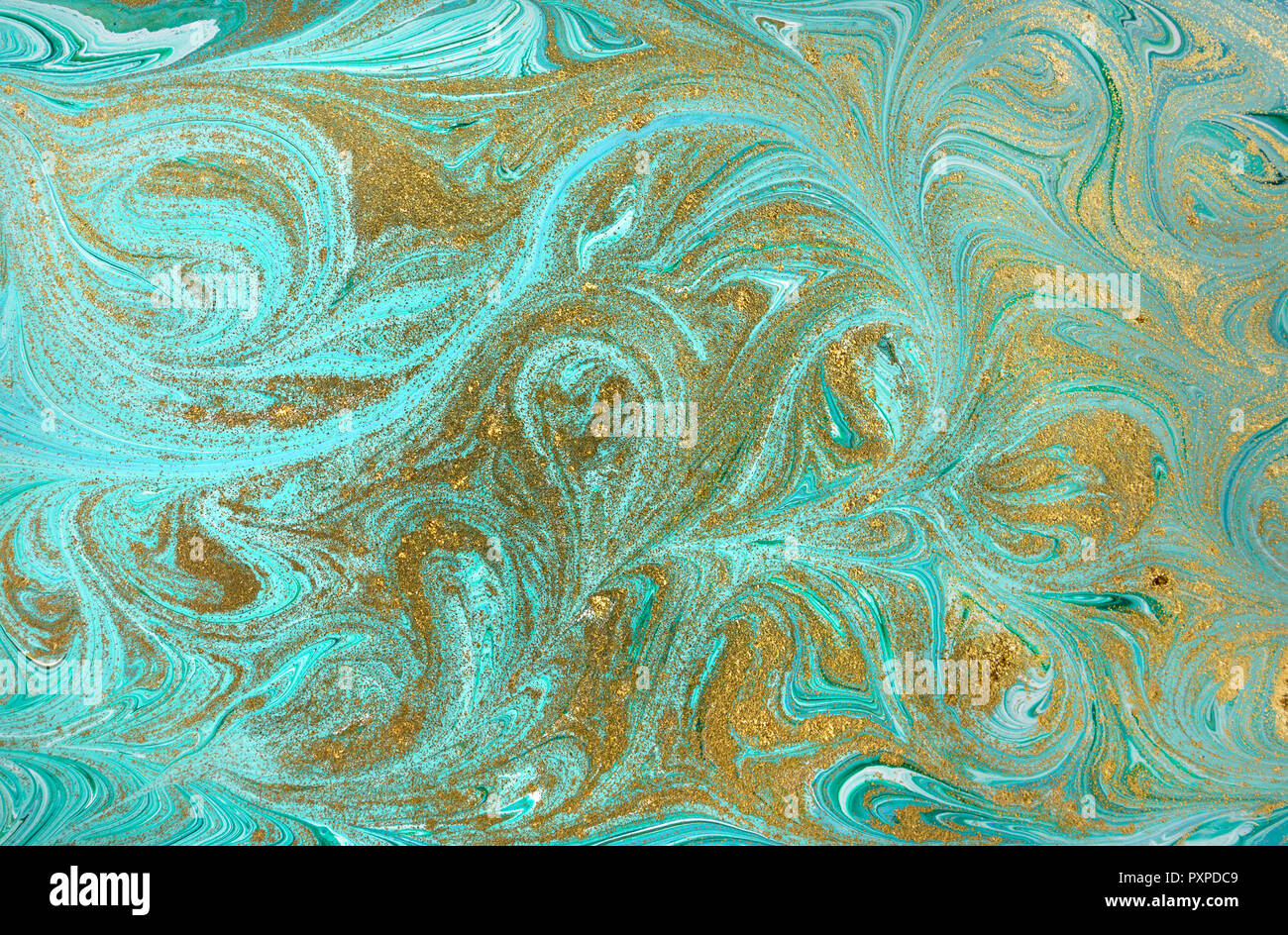 Marmor Muster. Blaue und grüne Marmorierung Hintergrund. Goldene Pailletten Stockfoto