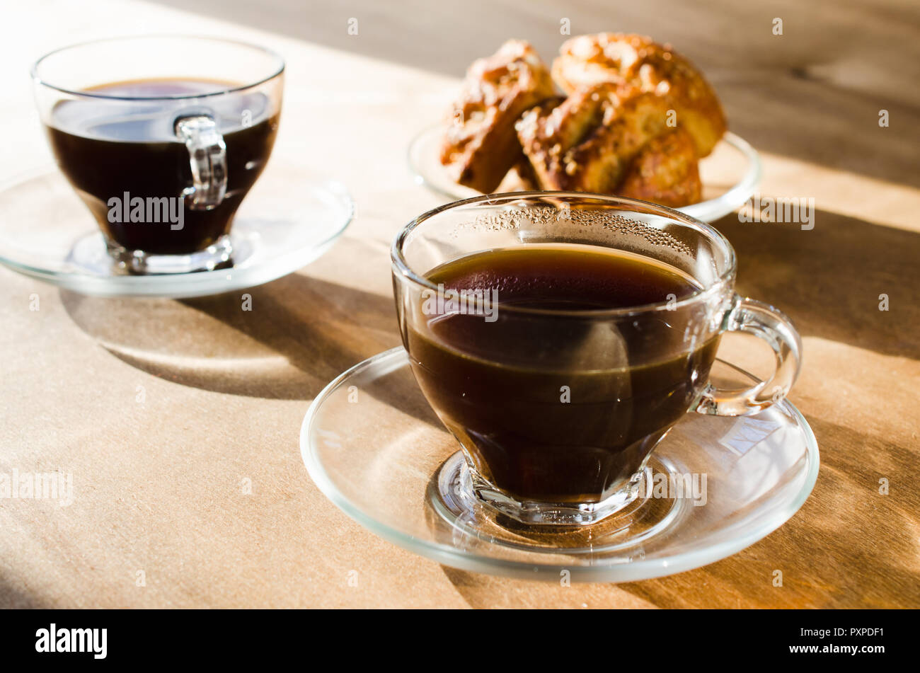 Zwei Tassen Kaffee Und Torten Auf Holztisch Kaffeepause Guten Morgen Konzept Stockfotografie Alamy