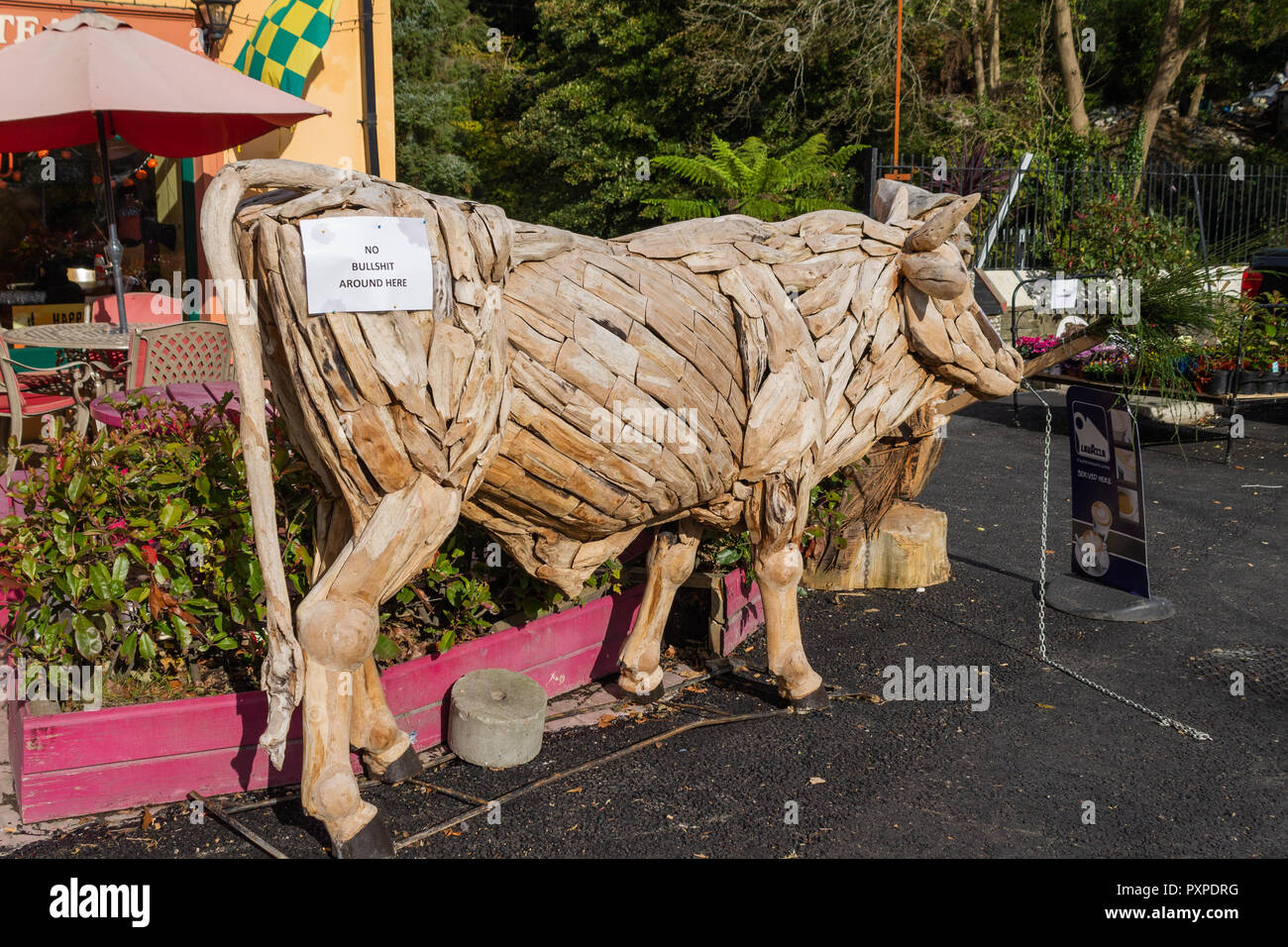 Hölzerne Skulptur oder eines neuen Modells einer Kuh oder Bulle Stockfoto