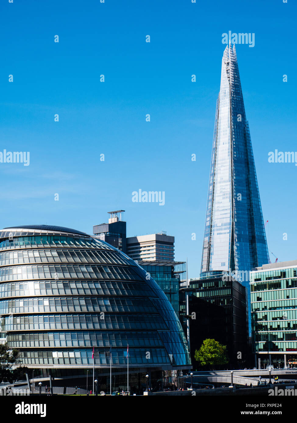 London Assembly, London City Hall, mit dem Shard, an der Themse, South Bank, London, England, UK, GB. Stockfoto