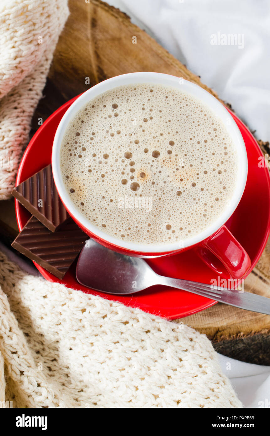 Frühstück im Bett. Fach mit Cappuccino und Schokolade auf einem Bett ... Frühstück im Bett. Fach mit Cappuccino und Schokolade auf einem Bett ...