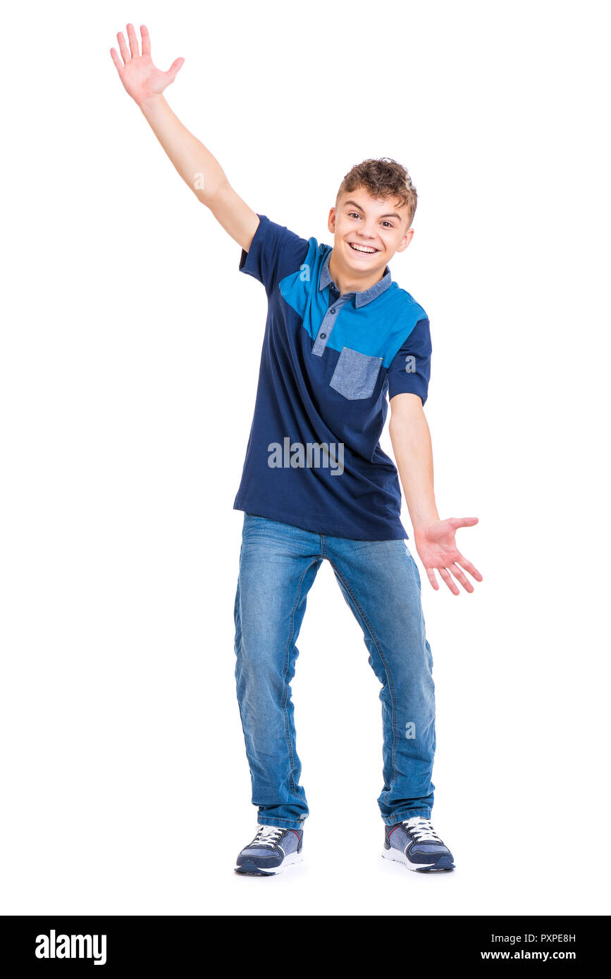 In voller Länge Porträt der jungen kaukasischen jugendlich Junge auf weißem Hintergrund. Lustig Teenager etwas zeigen von Händen. Schöne Kind suchen Ca Stockfoto