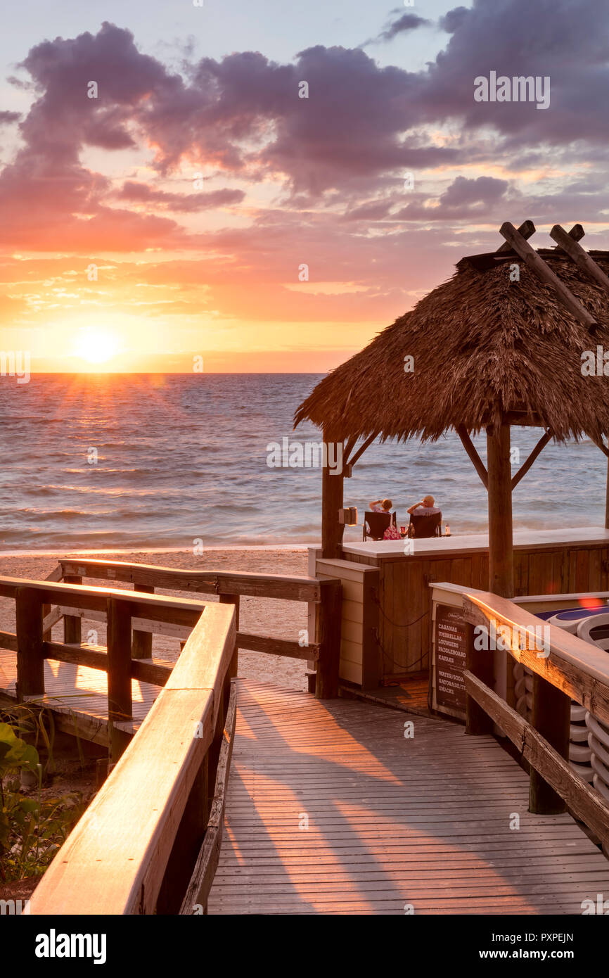 Boardwalk zu Barefoot Beach, Naples, Florida, USA Stockfoto