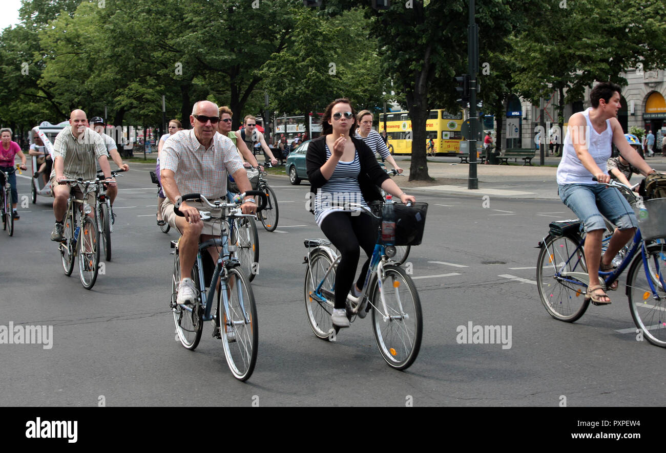 Radfahren ist ein Weg, um die Deutschland von Berlin als diese Radfahrer bezeugen werden. Stockfoto
