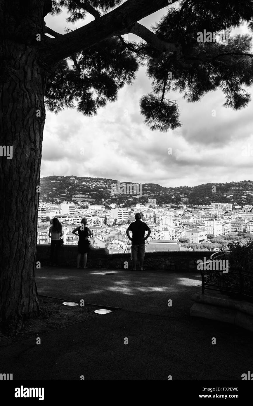 Cannes, Frankreich, 15. September 2018: Schwarz/Weiß Bild von tourits mit Blick auf die Stadt Cannes. Stockfoto