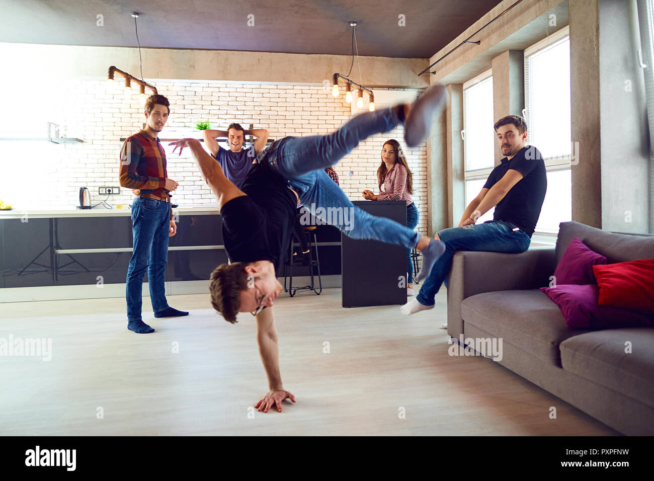 Freunde tanzen Spaß bei der Party eines Studenten in der Wohnung Stockfoto