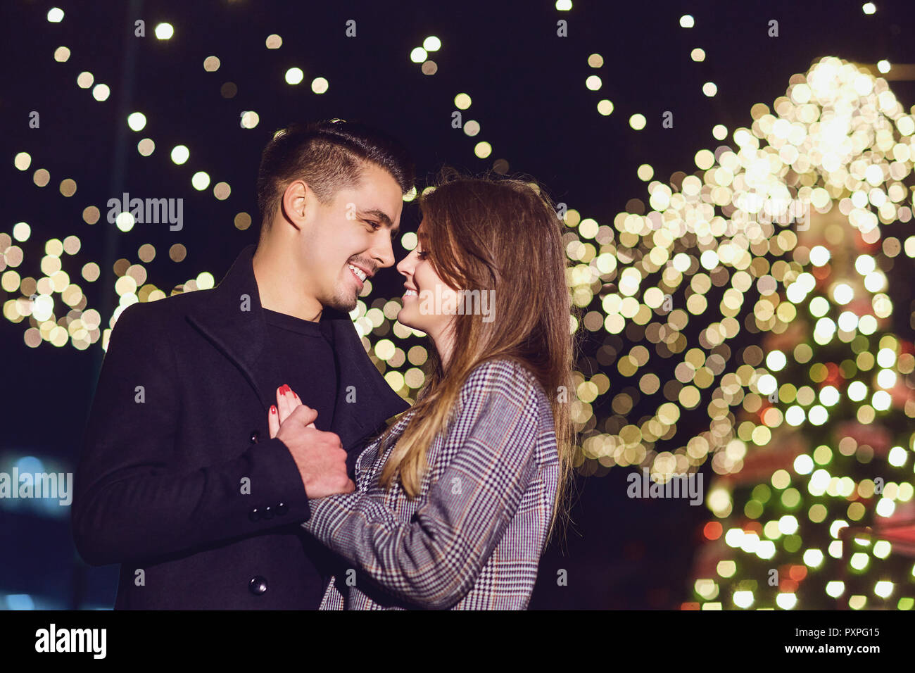 Paar in der Nacht in Weihnachten. Stockfoto