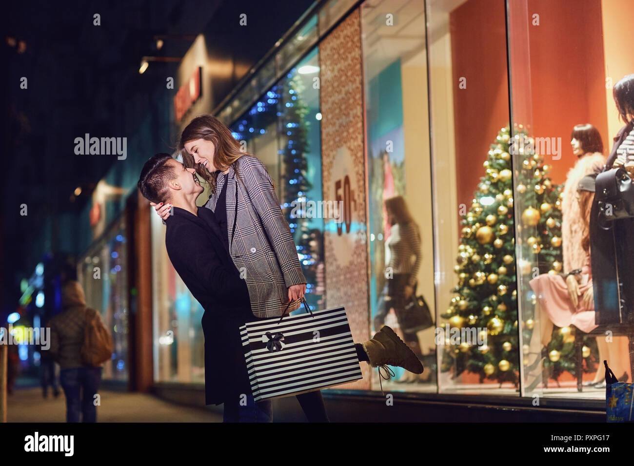 Ein junges Paar mit Paketen ist Einkaufen im Store gegenüber t Stockfoto