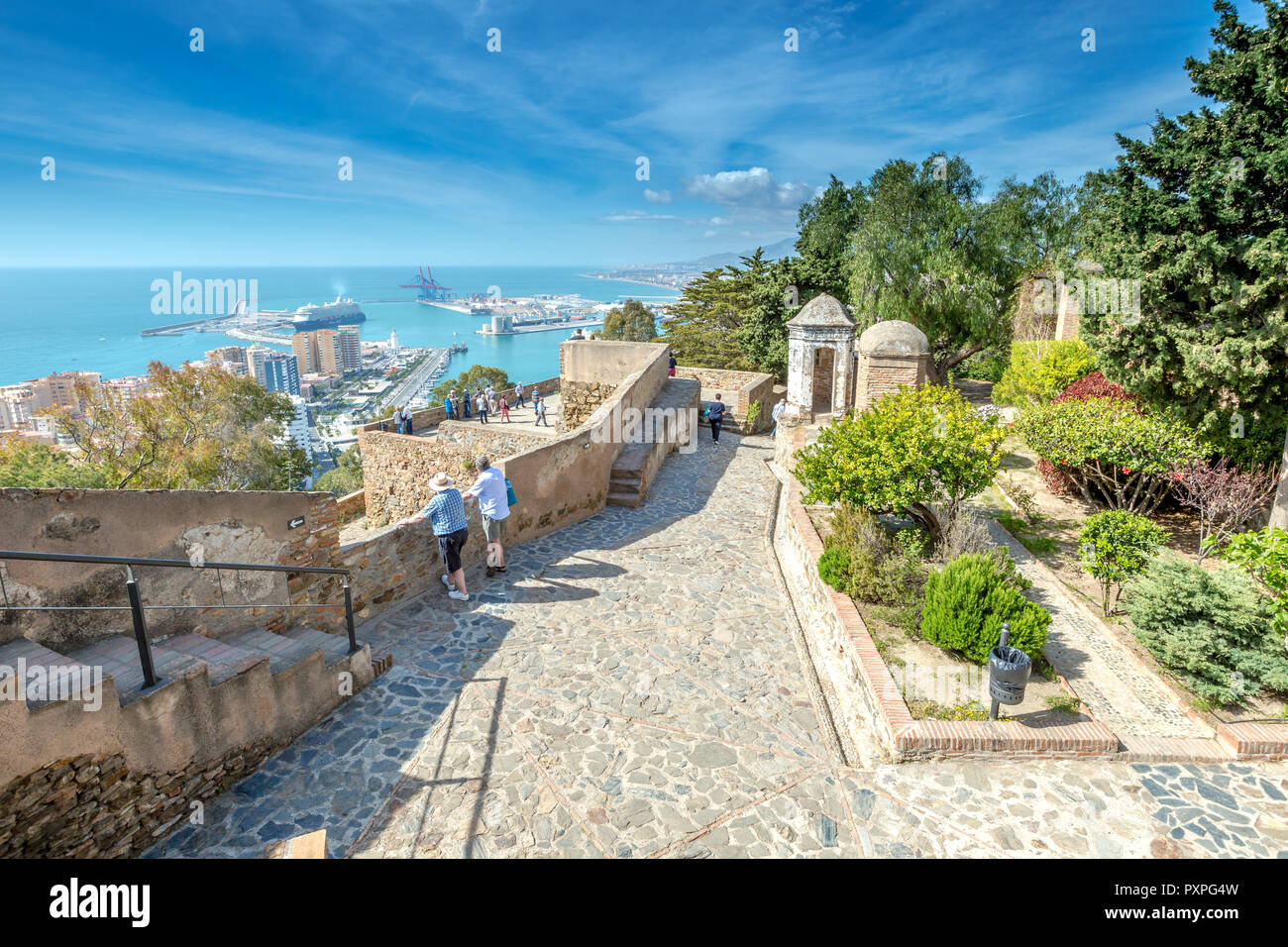 Malaga, Andalusien, Spanien - 16. April 2016: Menschen die Aussicht auf Hafen von Malaga aus der Burg Gibralfaro beobachten. Stockfoto