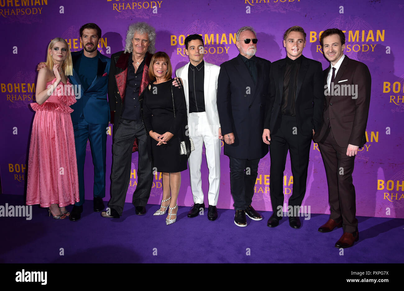 Von Links nach Rechts, Lucy Boynton, Gwilym Lee, Brian May, kashmira Cooke, Rami Malek, Roger Taylor, Ben Hardy und Joseph Mazzello Teilnahme an der Bohemian Rhapsody Weltpremiere auf der die SSE-Arena, Wembley, London statt. Stockfoto