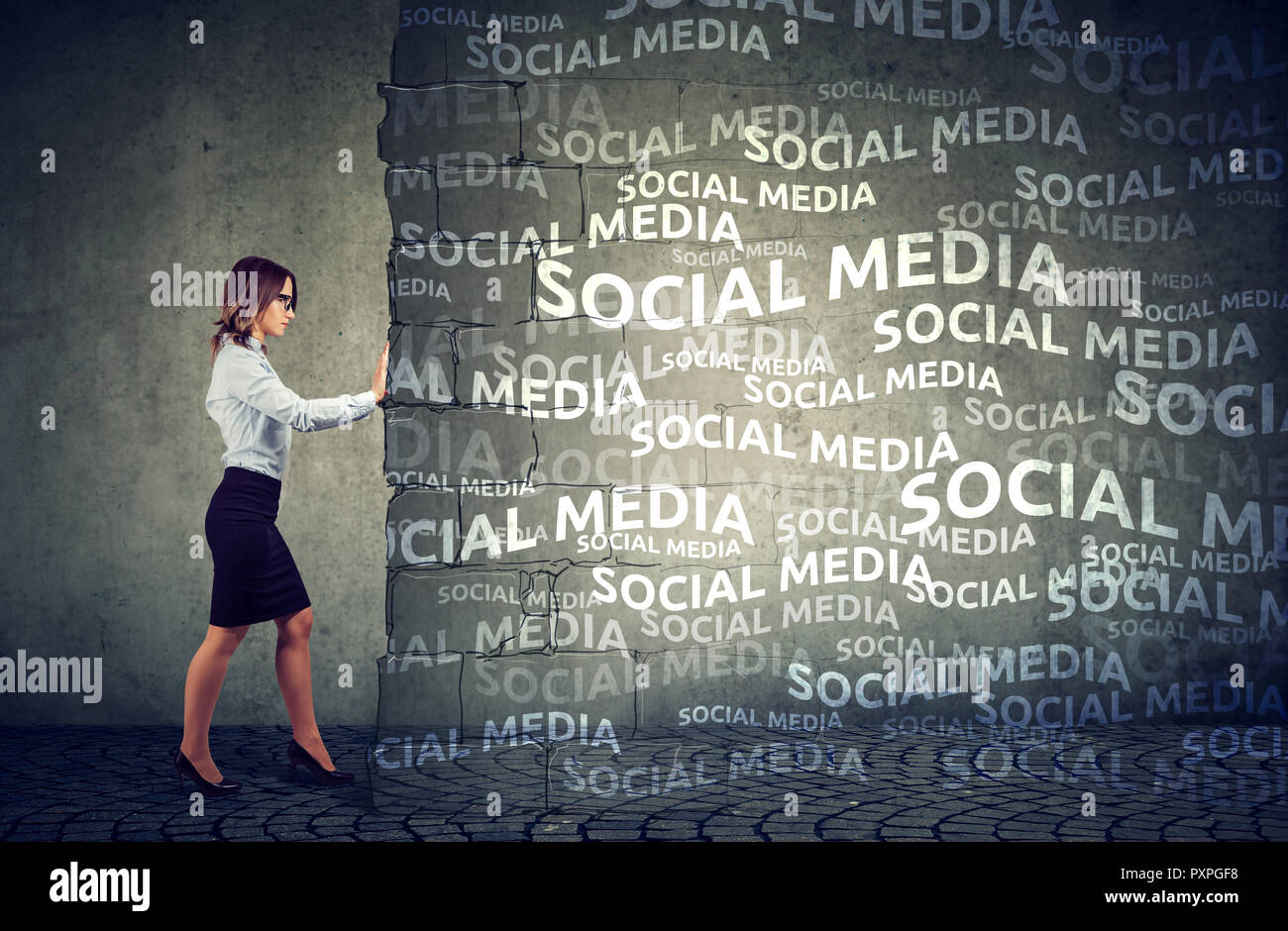 Business woman bestimmt soziale Medien Druck und Einfluß zu stoppen Stockfoto