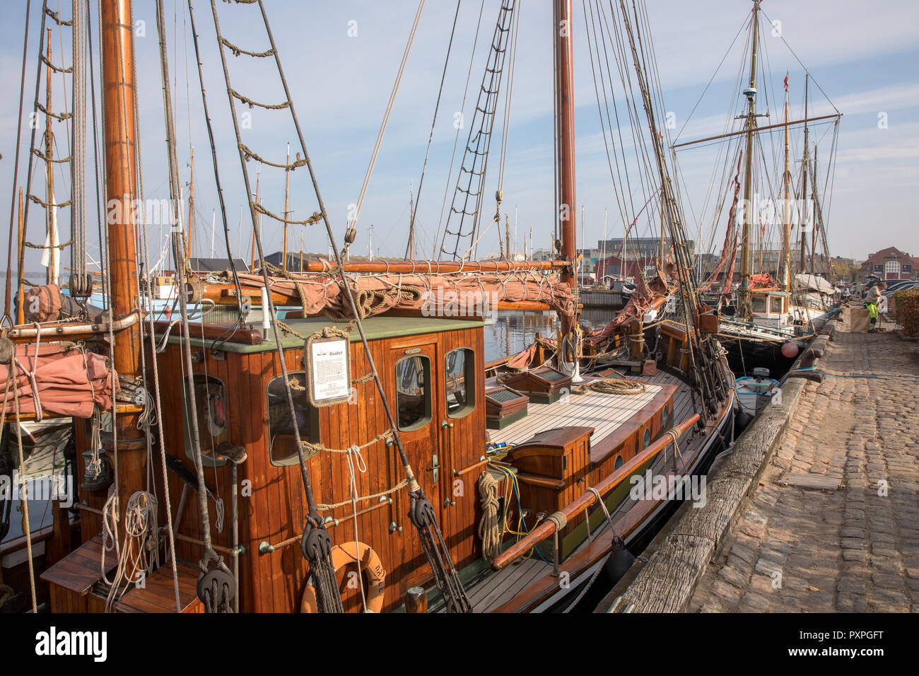 Schöne alte Segel Boote in der Bucht liegen in Holbaek, Dänemark. Stockfoto
