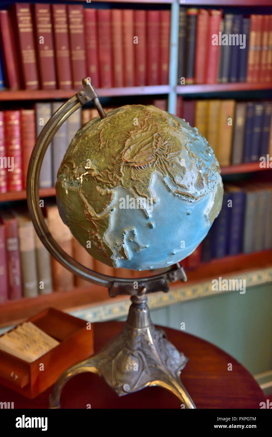 World Globe in Bibliothek mit Büchern hinter Stockfoto