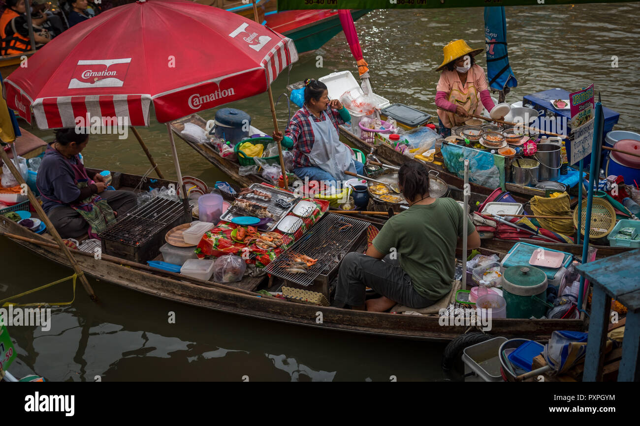 Kochen auf Boote zu einem schwimmenden Markt Stockfoto