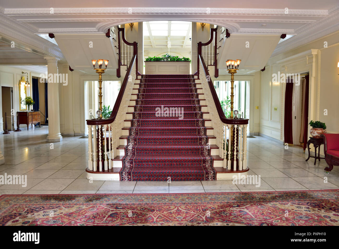 Elegante Teppichboden Treppe im Haus George Eastman House und das Museum für Fotografie, Rochester, New York, USA Stockfoto