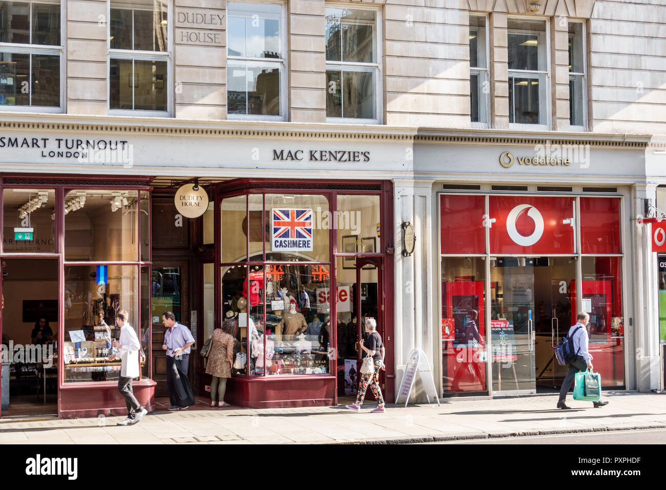 London England, Großbritannien, Piccadilly Mayfair, Schaufensterfronten, Mackenzie's Cashmere, Vodafone, Fußgänger, Shopping Shopper Shopper Shopper Shop Shops Market Markets Marktpl Stockfoto
