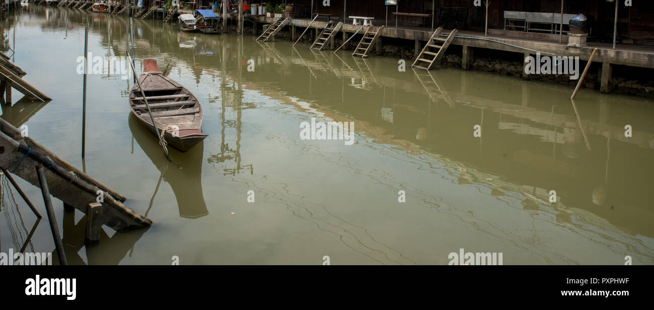 Traditionelle Thai Boot bis in Leer schwimmende Markt gebunden Stockfoto