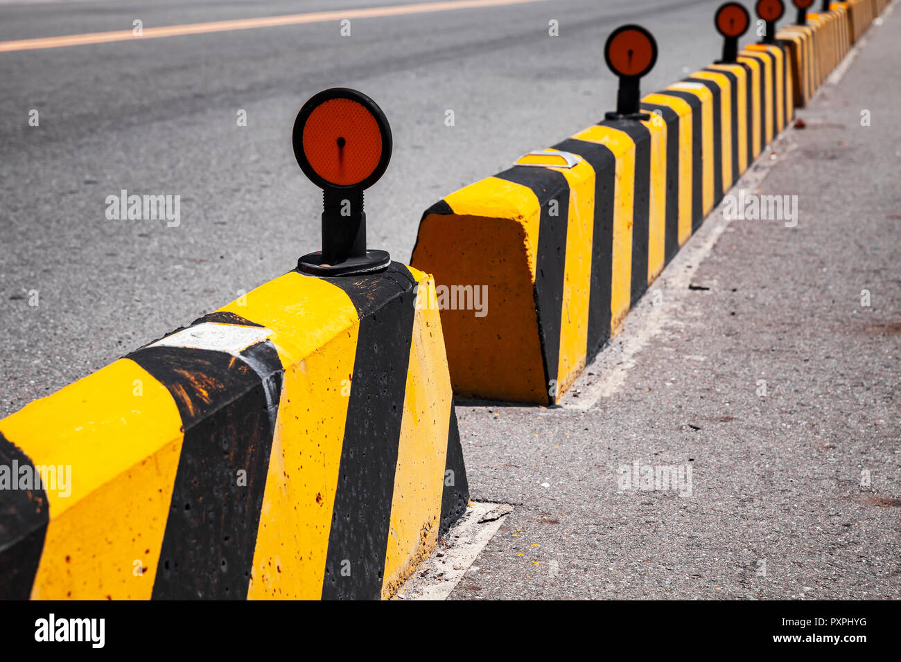 Betonsteine Mit Vorsicht Muster Strasse Zaun Mit Reflektoren