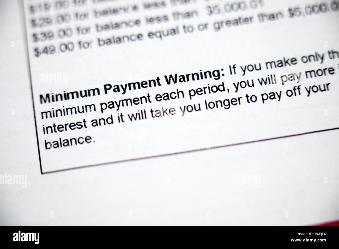 Mindestbetrag der Zahlung Warnung auf der Kreditkartenabrechnung - USA Stockfoto