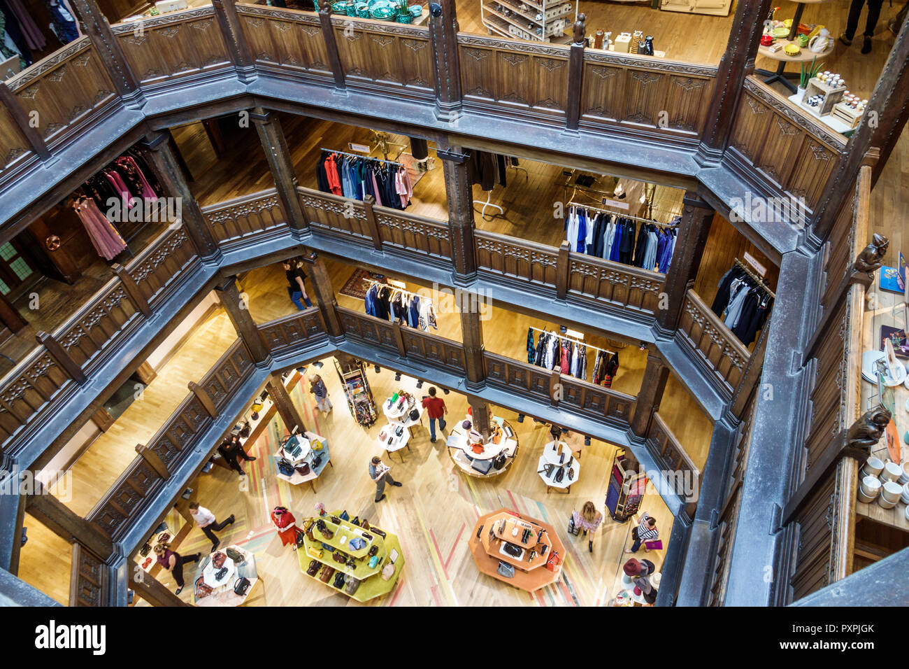 London England, Großbritannien, Soho, Liberty Kaufhaus, Shopping Shopper Shopper Shop Shops Markt Märkte Marktplatz Kauf Verkauf, Einzelhandel Geschäfte Bus Stockfoto