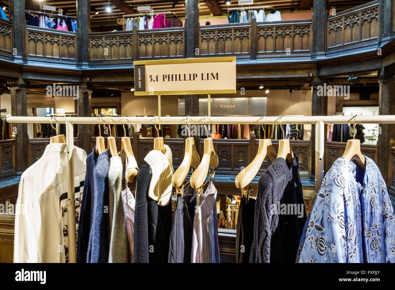 London England, Großbritannien, Soho, Liberty Kaufhaus, Shopping Shopper Shopper Shop Shops Markt Märkte Marktplatz Kauf Verkauf, Einzelhandel Geschäfte Bus Stockfoto