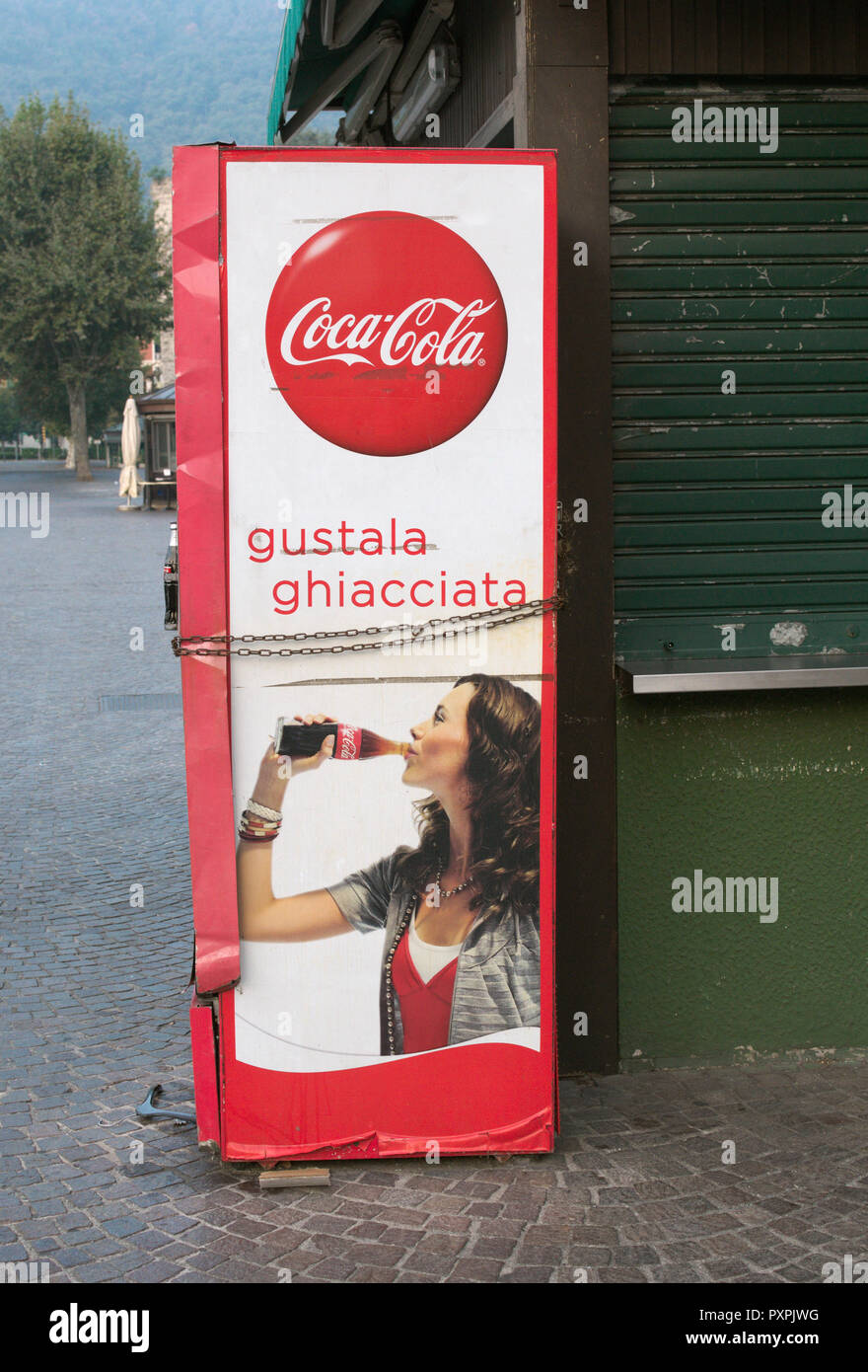 Ein Getränkeautomat, Coca Cola Maschine auf der Straße in Italien Stockfoto