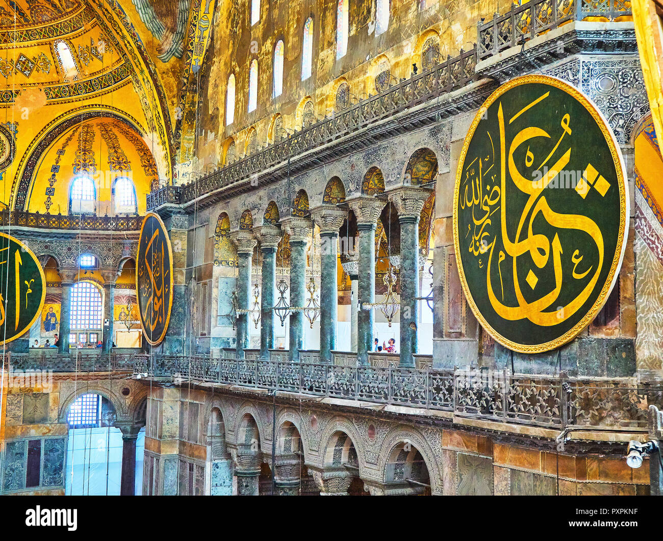 Zwei der acht großen Kalligrafischen Scheiben, hängen von der oberen südlichen Galerie. Istanbul, Türkei. Stockfoto