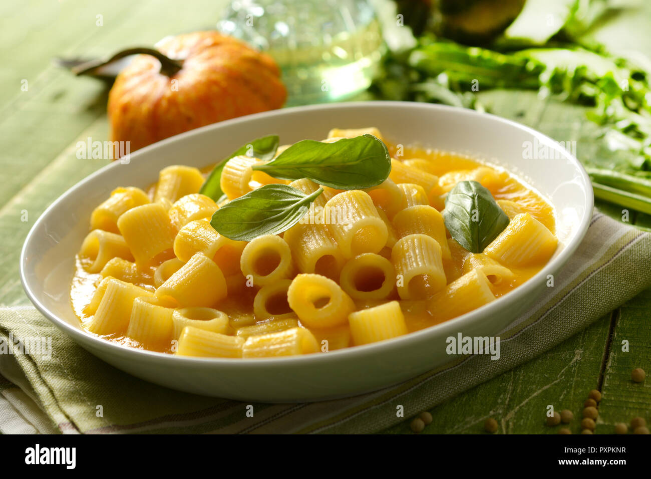 Kürbissuppe mit Pasta - Italienisch Rezept - Detailansicht Stockfoto