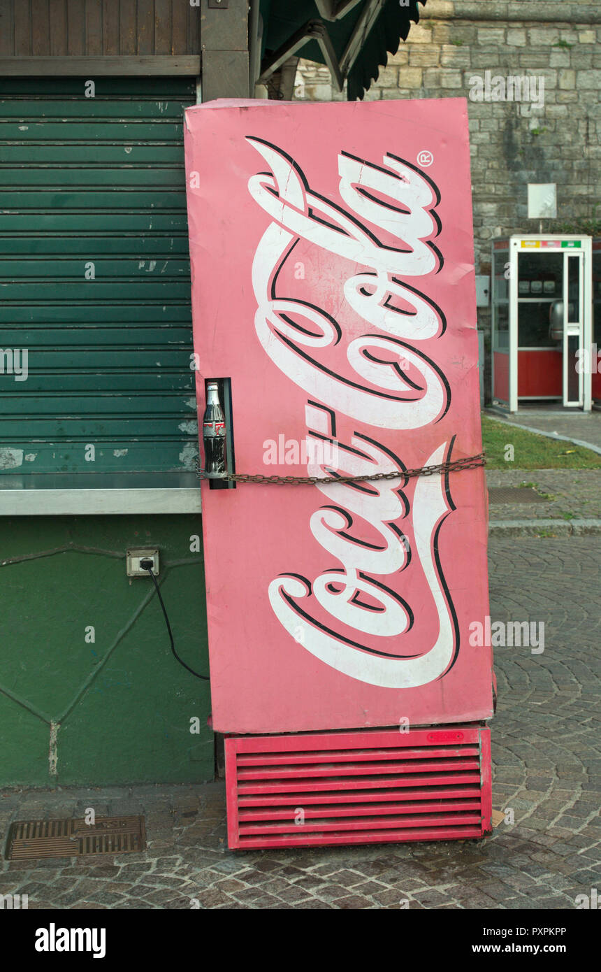 Eine alte Automaten Coca Cola Maschine außerhalb einem Kiosk. Stockfoto