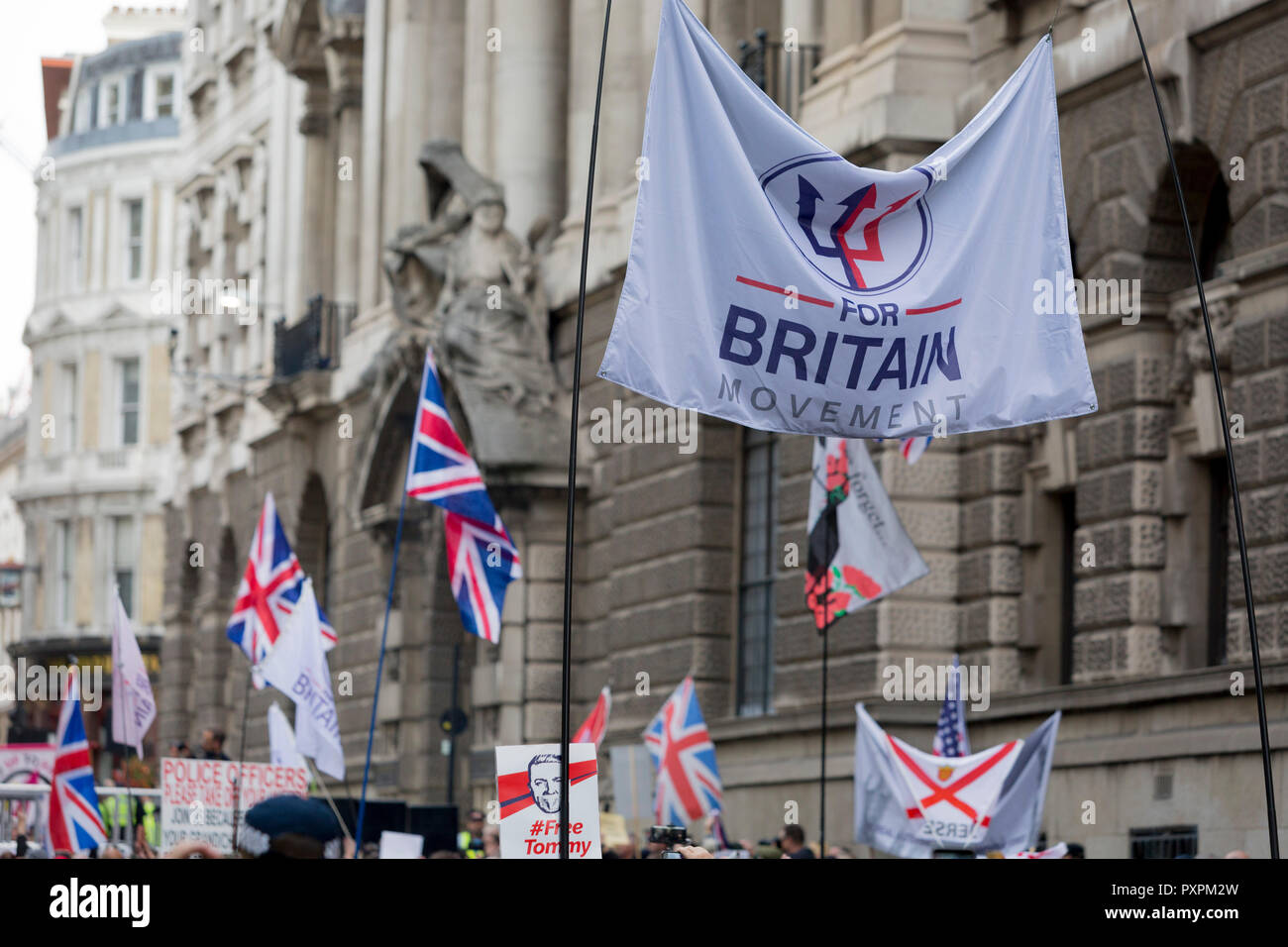 Die Flaggen der rechten Unterstützer der anti-Islam Aktivist Tommy Robinson (real name Stephen Yaxley-Lennon und ehemalige Chef der jetzt verbotenen English Defence League) sammeln außerhalb der zentralen Strafgerichtshof (Old Bailey) am 23. Oktober 2018, in London, England. Rund tausend in der Straße versammelt speziell Abgesperrt von der Stadt London Polizei wie Robinson erschien, bevor Nicholas Hilliard, der Recorder von London, für eine Verachtung Anhörung im Old Bailey, während dessen er wurde wieder gerettet, bevor der Fall war zum Attorney General bezeichnet. Stockfoto