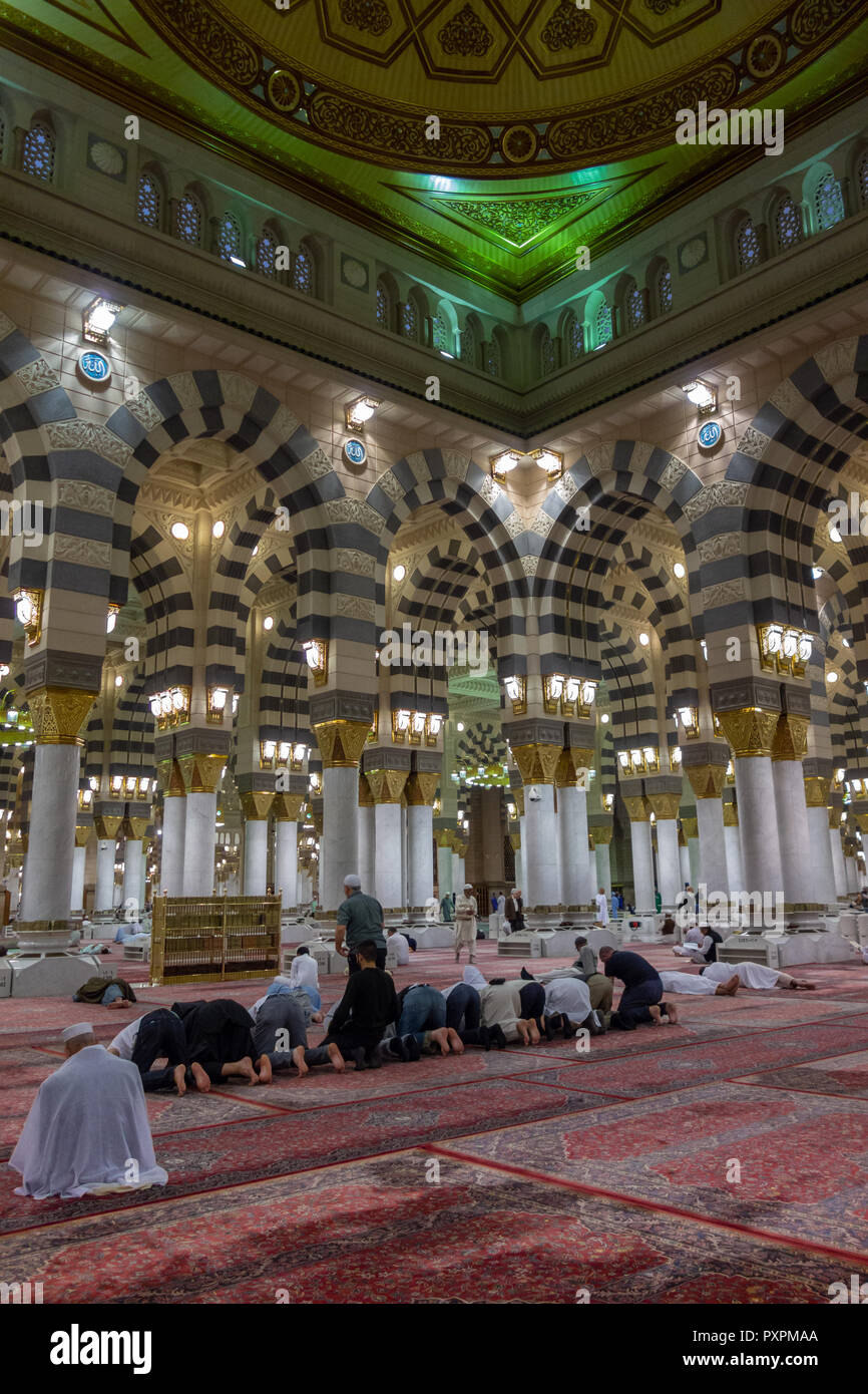 MEDINA, Saudi-arabien - ca. 2014: Eine Reihe von muslimischen Männern in tiefem Gebet innen Masjid Al Nabawi in Al Madinah, Königreich Saudi-Arabien, Stockfoto