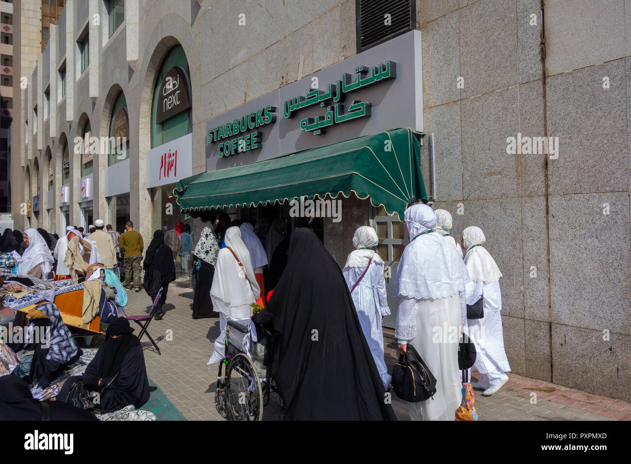 MEDINA, Saudi-arabien - ca. 2014: Starbucks Coffee eröffnet. Die Steckdose liegt etwas außerhalb von nabawi Moschee. Stockfoto