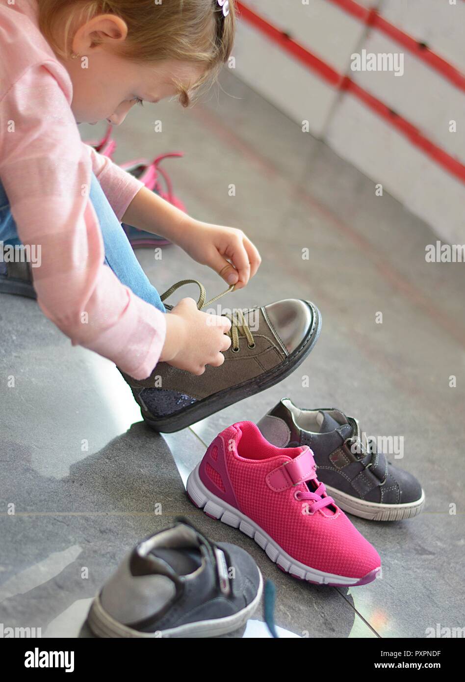 Mädchen auf Schuhe im Schuhgeschäft Stockfoto