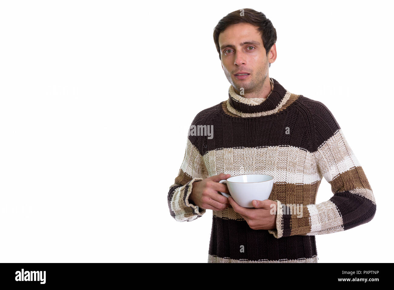 Studio shot Junger stattlicher Mann mit Kaffee Tasse mit beiden h Stockfoto