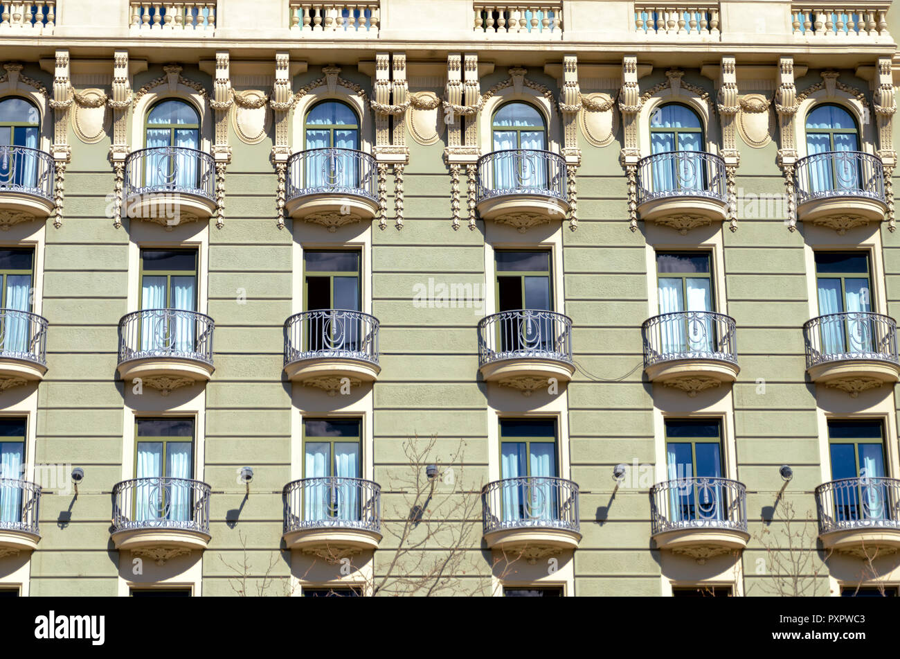 Schöne Balkone zieren ein Gebäude im Zentrum von Barcelona, Spanien. Stockfoto