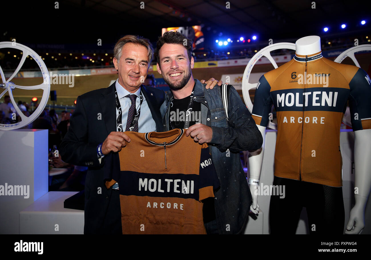 Mario Molteni ein molteni Offizielle Trikot an Mark Cavendish in der Gastfreundschaft während des Tages eine der sechs Tag Reihe bei Lee Valley Velopark, London. Stockfoto