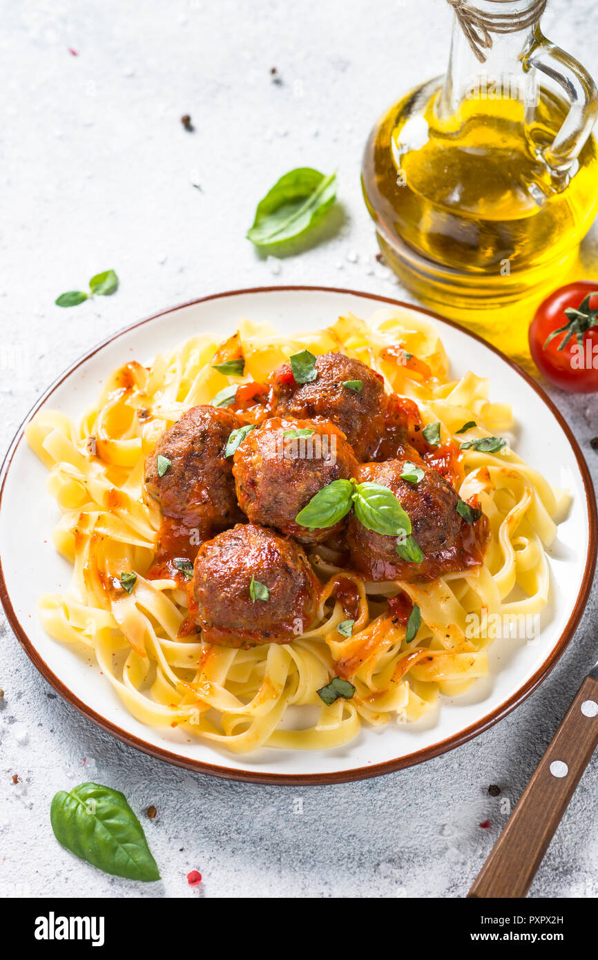 Hackfleischbällchen in Tomatensauce mit Pasta Tagliatelle ...