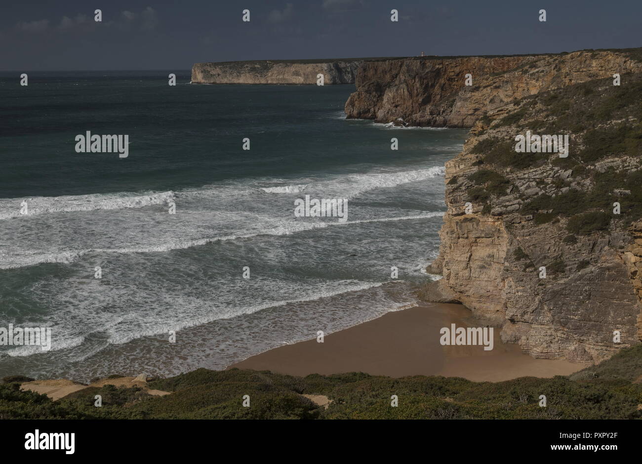 Klippen und Bucht am Kap St. Vincent, Cabo Sao Vicente, Algarve, Portugal Stockfoto