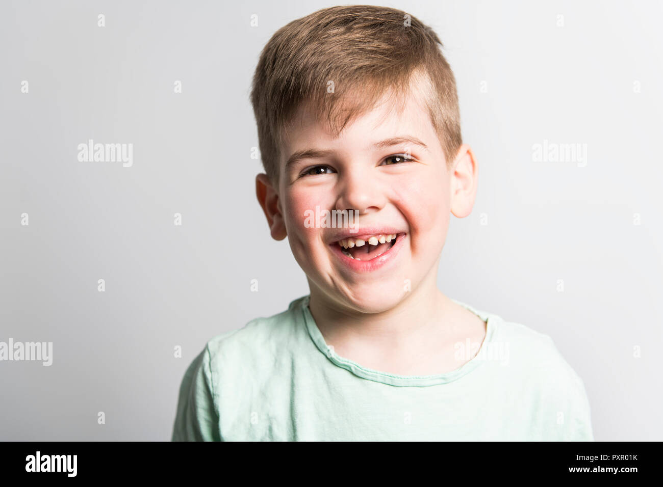 Fünf Jahre alten Jungen über weiße studio Hintergrund posiert Stockfoto