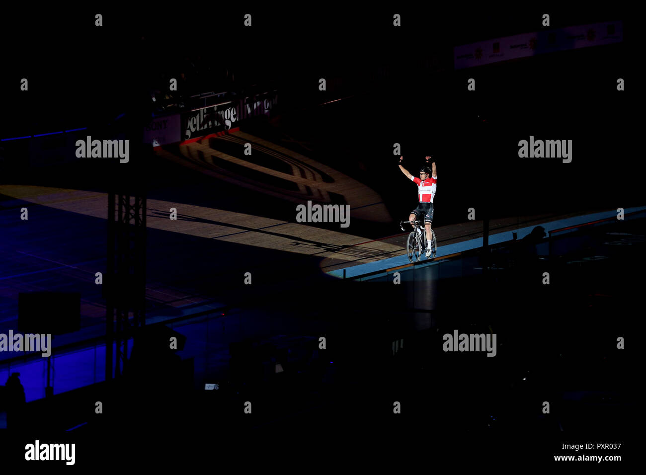 Marc Hester feiert den Gewinn der sechs Tag Team Elimination während des Tages eine der sechs Tag Reihe bei Lee Valley Velopark, London. PRESS ASSOCIATION Foto. Bild Datum: Dienstag, 23. Oktober 2018. Photo Credit: Steven Paston/PA-Kabel. Beschränkungen: Nur die redaktionelle Nutzung, keine kommerzielle Nutzung ohne vorherige schriftliche Genehmigung Stockfoto