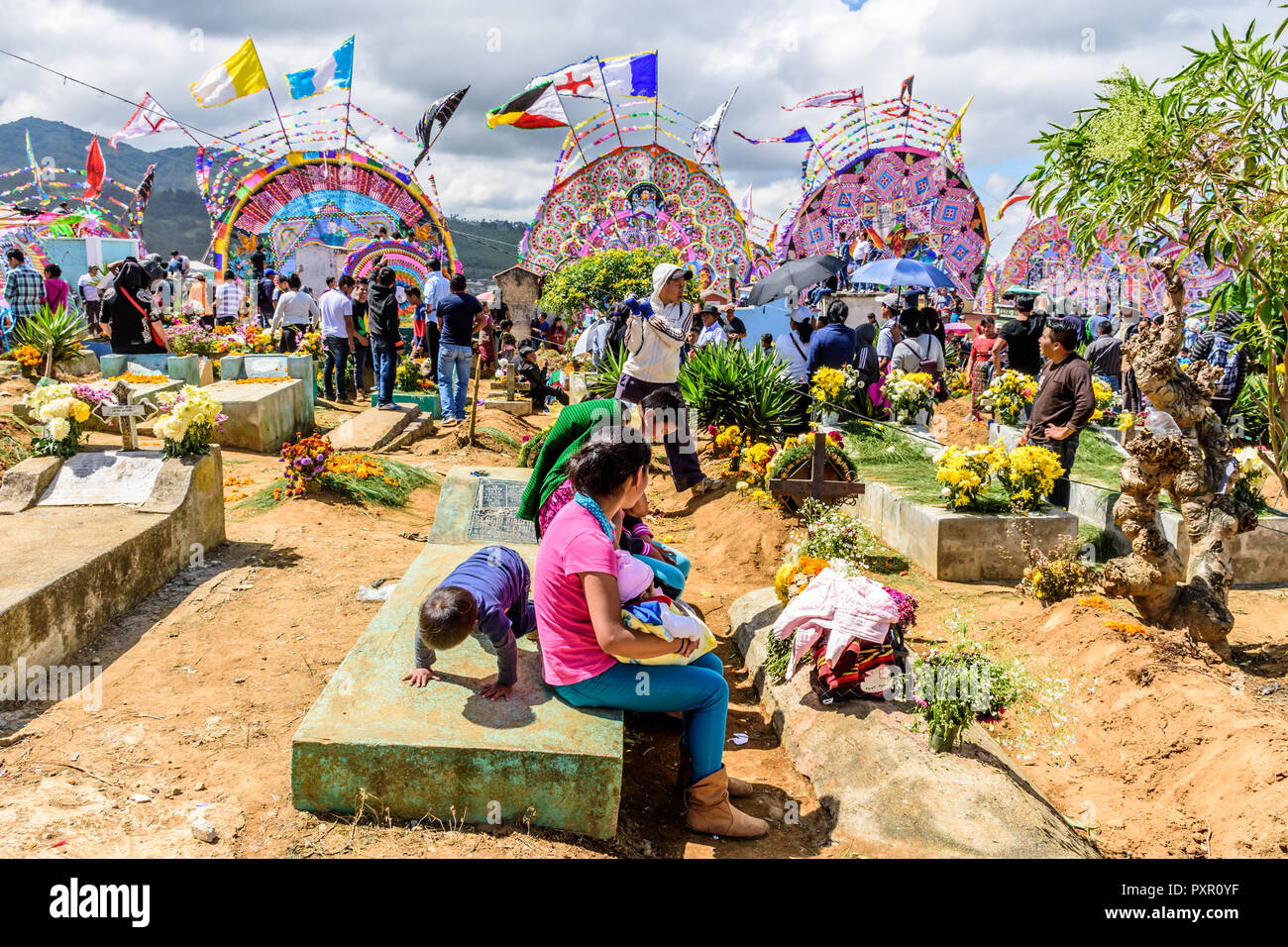 Santiago Sacatepequez, Guatemala - November 1, 2017: riesige Drachen Fest zu Ehren Geister der Toten im Friedhof zu Allerheiligen. Stockfoto