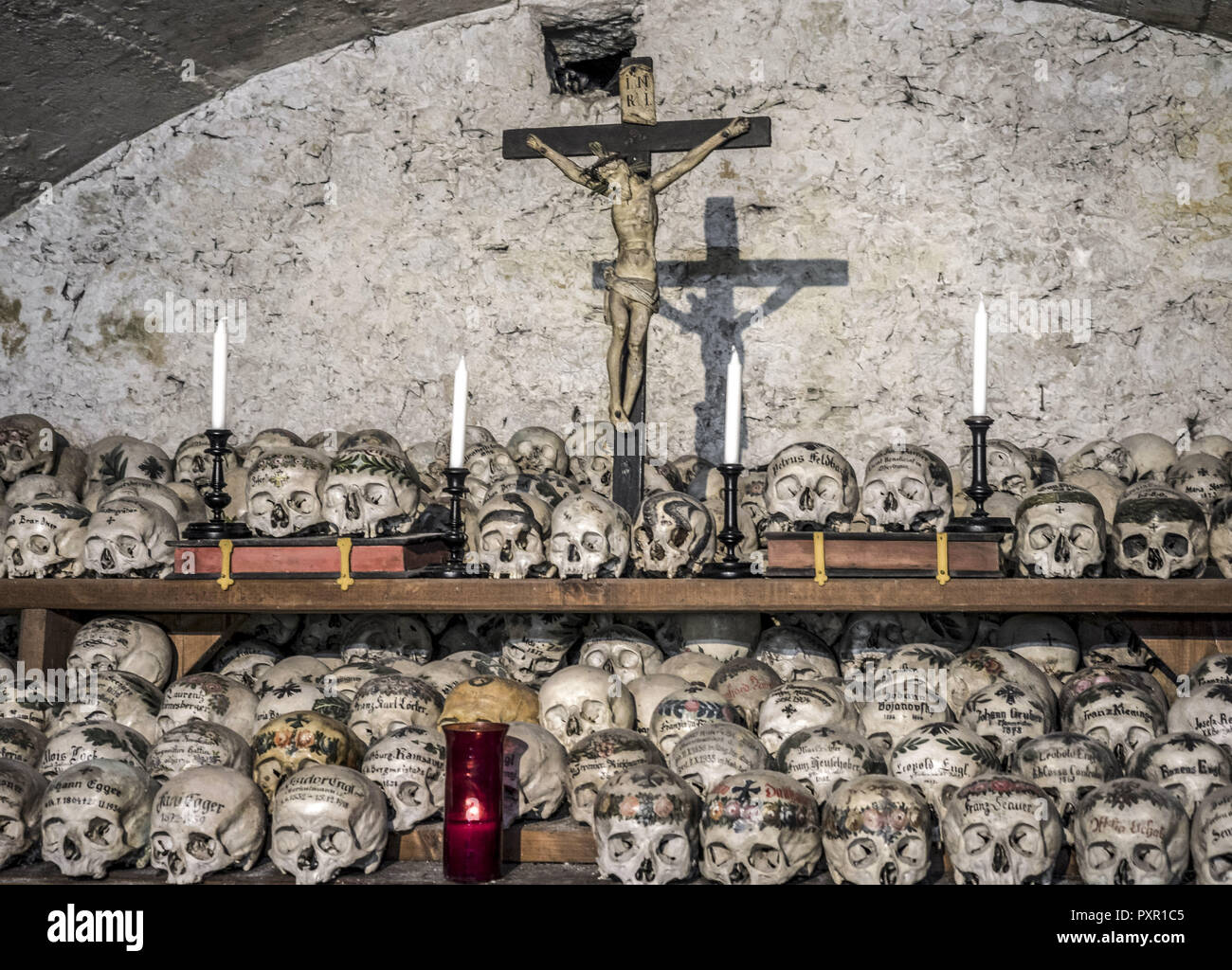 Totenschädel im Beinhaus, Karner St. Michaelskapelle, Hallstätter See, Salzkammergut, UNESCO-Welterbe Hallstatt-Dachstein Salzkammergut, Oberösterreic Stockfoto