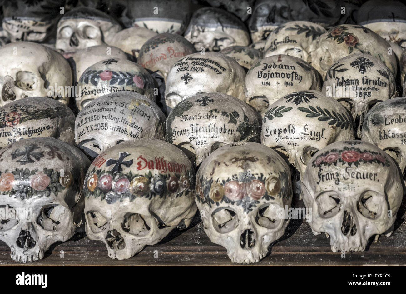 Totenschädel im Beinhaus, Karner St. Michaelskapelle, Hallstätter See, Salzkammergut, UNESCO-Welterbe Hallstatt-Dachstein Salzkammergut, Oberösterreic Stockfoto