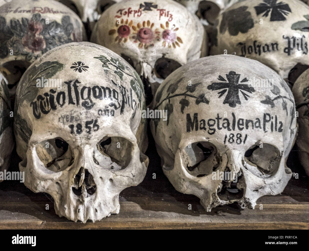 Totenschädel im Beinhaus, Karner St. Michaelskapelle, Hallstätter See, Salzkammergut, UNESCO-Welterbe Hallstatt-Dachstein Salzkammergut, Oberösterreic Stockfoto