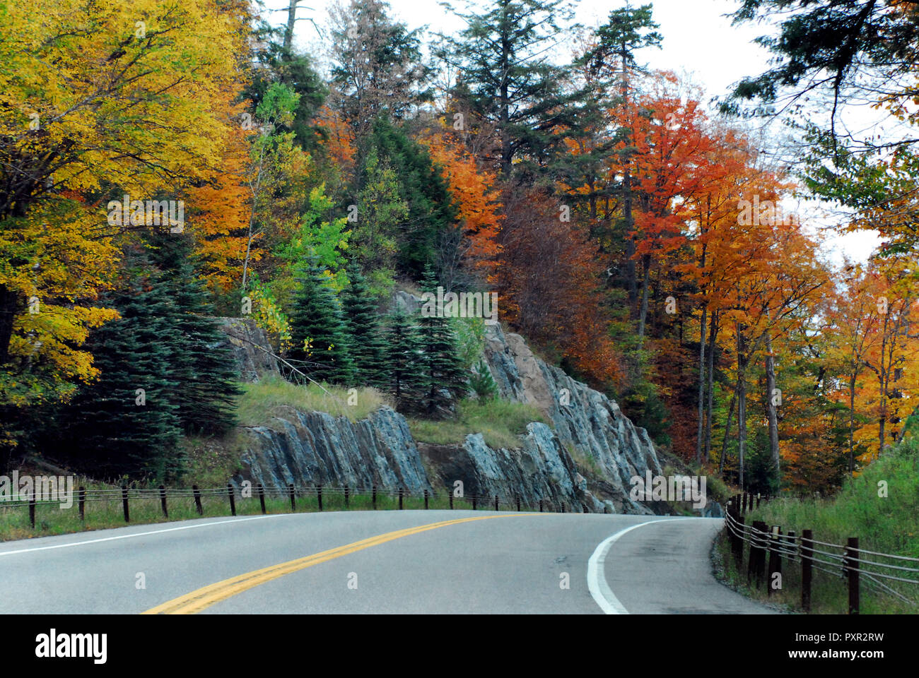 Eine Reise durch die herrlichen Farben des Herbstes im Staat New York. Stockfoto