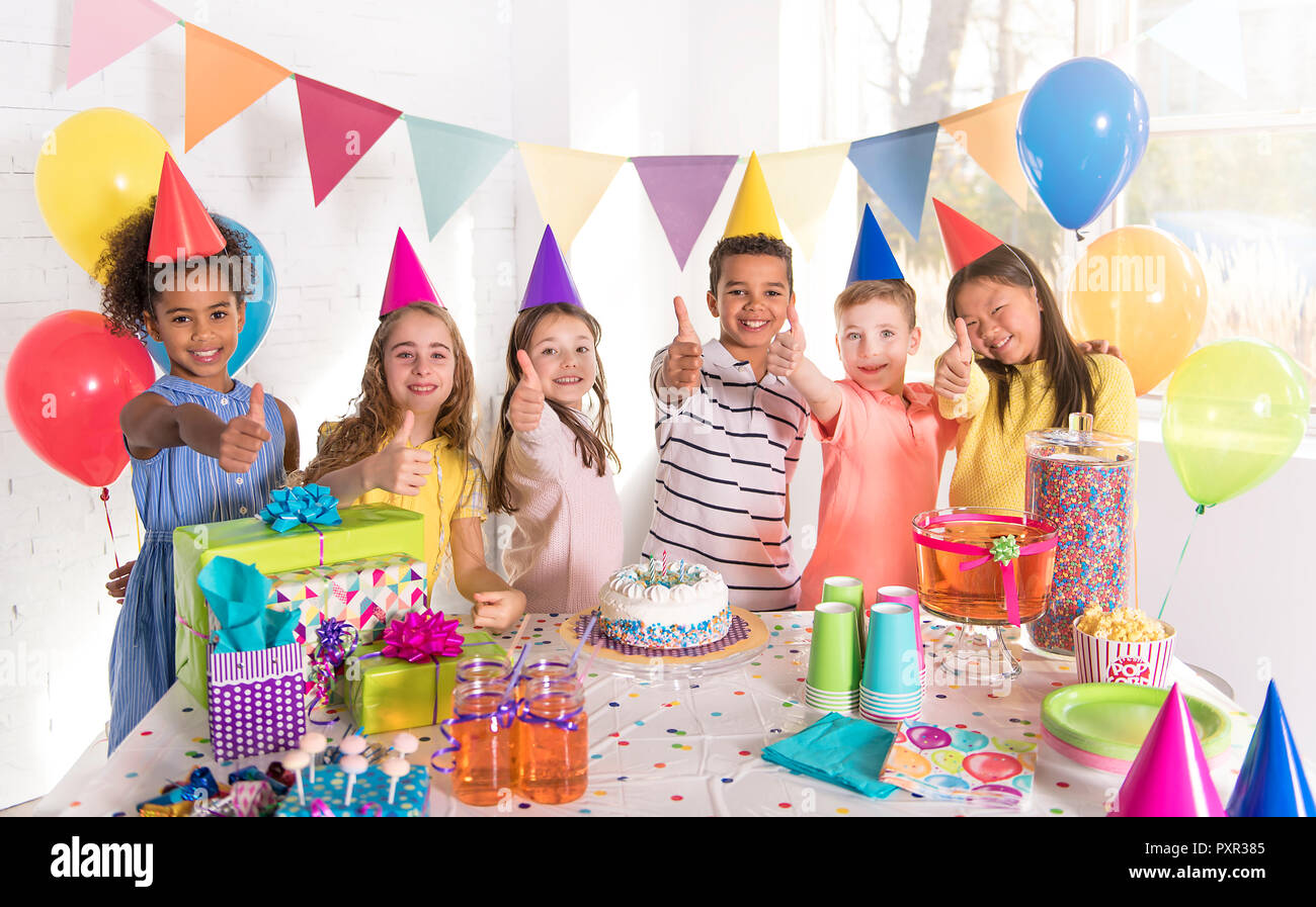Eine Gruppe von Kindern bei der Geburtstagsfeier zu Hause Stockfoto